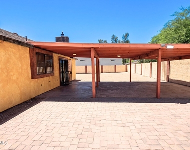 3452 N 67th Drive - Photo Thumbnail 4
