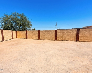 3452 N 67th Drive - Photo Thumbnail 5