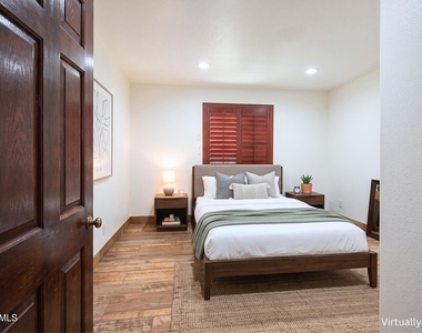 3452 N 67th Drive - Photo Thumbnail 7