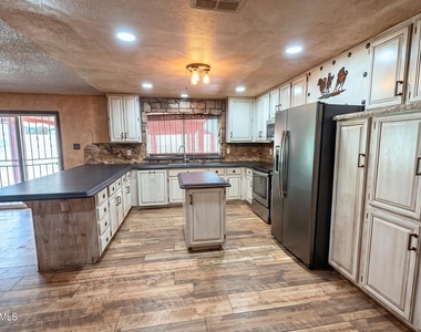 3452 N 67th Drive - Photo Thumbnail 2