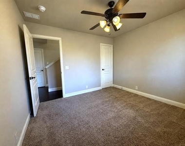 1109 Abbey Lane - Photo Thumbnail 15