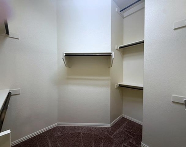 1109 Abbey Lane - Photo Thumbnail 13
