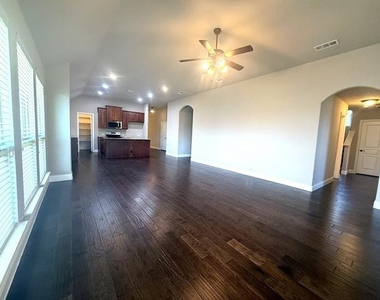 1109 Abbey Lane - Photo Thumbnail 10