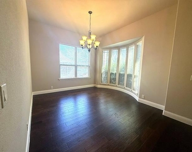 1109 Abbey Lane - Photo Thumbnail 7