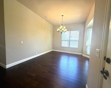 1109 Abbey Lane - Photo Thumbnail 6