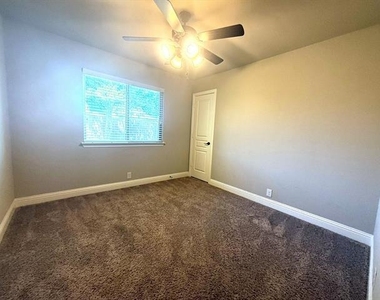 1109 Abbey Lane - Photo Thumbnail 16