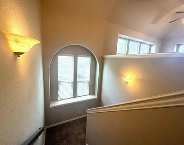 1109 Abbey Lane - Photo Thumbnail 23