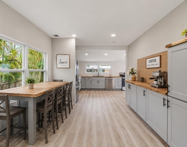 1566 Nw 9th Avenue - Photo Thumbnail 9