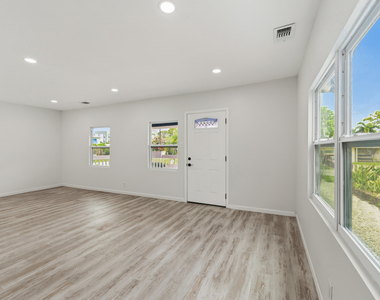 1566 Nw 9th Avenue - Photo Thumbnail 7
