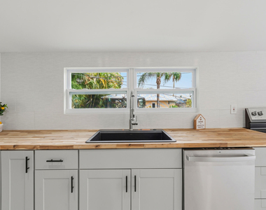 1566 Nw 9th Avenue - Photo Thumbnail 11