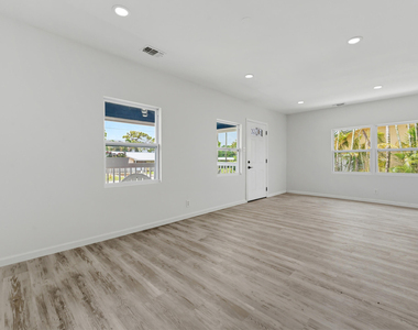 1566 Nw 9th Avenue - Photo Thumbnail 5