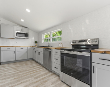 1566 Nw 9th Avenue - Photo Thumbnail 10