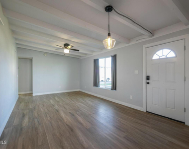 2205 W Cambridge Avenue - Photo Thumbnail 4