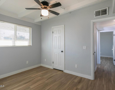 2205 W Cambridge Avenue - Photo Thumbnail 9