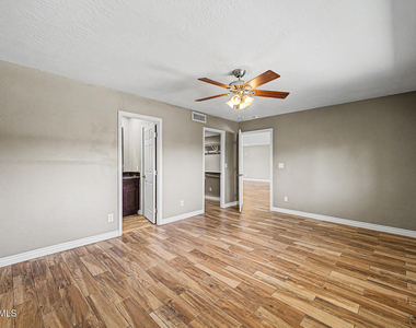 1340 E Donner Drive - Photo Thumbnail 13