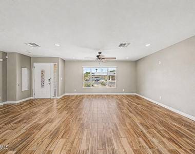 1340 E Donner Drive - Photo Thumbnail 7