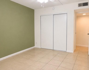 2307 S Cypress Bend Drive - Photo Thumbnail 9