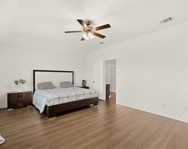 1114 Emerald Gate Drive - Photo Thumbnail 4