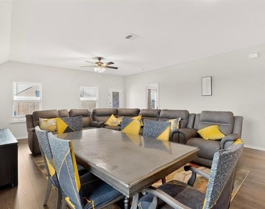 1114 Emerald Gate Drive - Photo Thumbnail 11