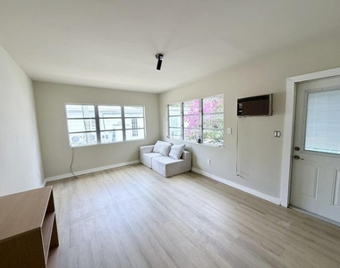 1124 18th Avenue N - Photo Thumbnail 4