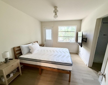 1124 18th Avenue N - Photo Thumbnail 8