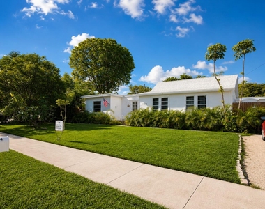 1124 18th Avenue N - Photo Thumbnail 13