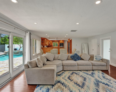 720 Nw 29th Court - Photo Thumbnail 2
