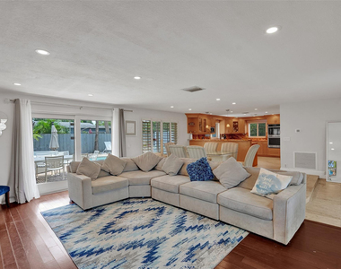 720 Nw 29th Court - Photo Thumbnail 9