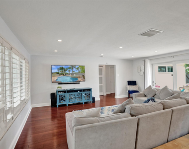 720 Nw 29th Court - Photo Thumbnail 8