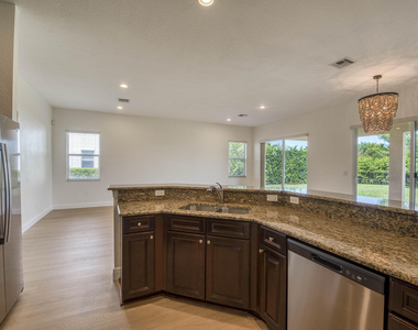 172 Manor Circle - Photo Thumbnail 4