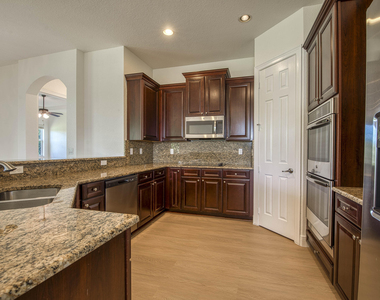 172 Manor Circle - Photo Thumbnail 2