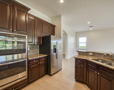 172 Manor Circle - Photo Thumbnail 3