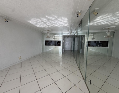 112 Lake Emerald Drive - Photo Thumbnail 15