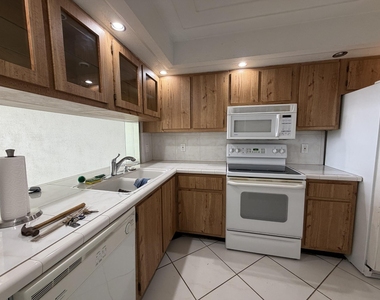 112 Lake Emerald Drive - Photo Thumbnail 7