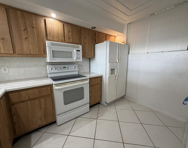 112 Lake Emerald Drive - Photo Thumbnail 8