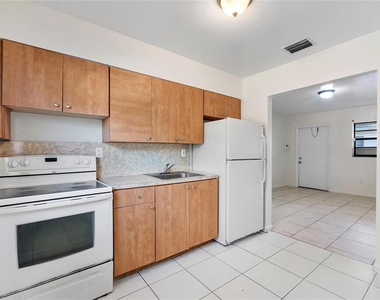 747 Nw 14th Way - Photo Thumbnail 5