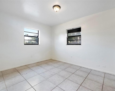 747 Nw 14th Way - Photo Thumbnail 8