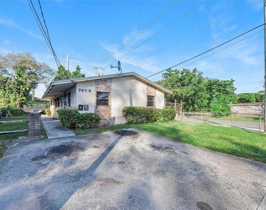 747 Nw 14th Way - Photo Thumbnail 9