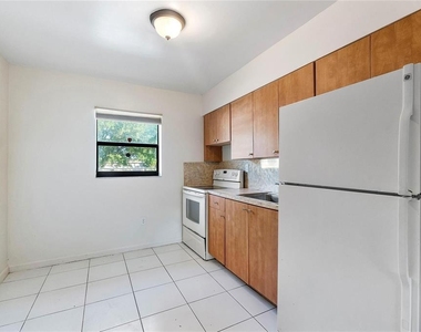 747 Nw 14th Way - Photo Thumbnail 4