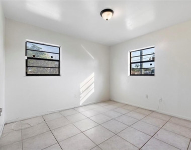 747 Nw 14th Way - Photo Thumbnail 7
