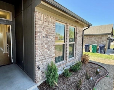 12828 Nw 4th Terrace - Photo Thumbnail 2
