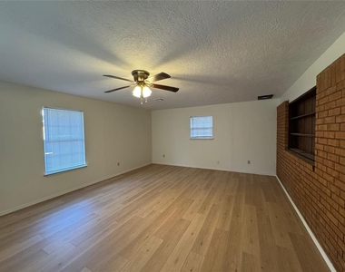 4765 Spiva Drive - Photo Thumbnail 3