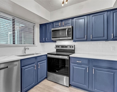 11560 N May Avenue - Photo Thumbnail 4
