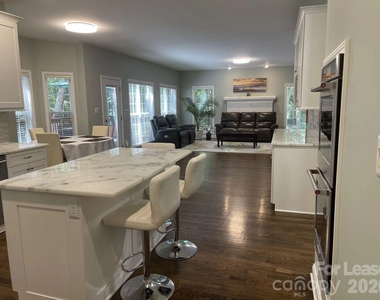 6025 Oakridge Court - Photo Thumbnail 8
