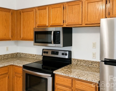2557 Stockbridge Drive - Photo Thumbnail 5