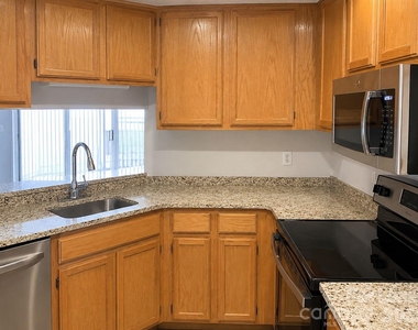 2557 Stockbridge Drive - Photo Thumbnail 7