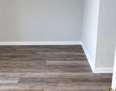 2557 Stockbridge Drive - Photo Thumbnail 16