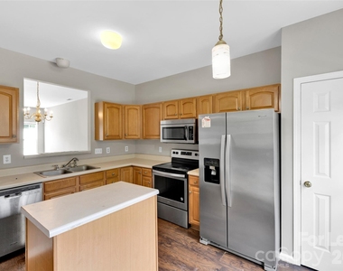 940 Tiger Lane - Photo Thumbnail 4