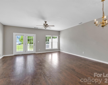940 Tiger Lane - Photo Thumbnail 5
