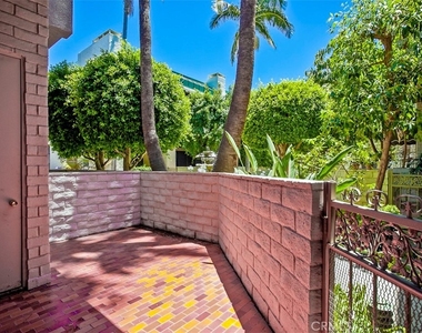 5345 White Oak Avenue - Photo Thumbnail 13